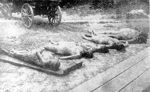 Mujeres asesinadas por la Cheka de Járkov, Ucrania. Aún vivas, los chekistas les cortaron los pechos y les quemaron los genitales, introduciéndoles carbones dentro.